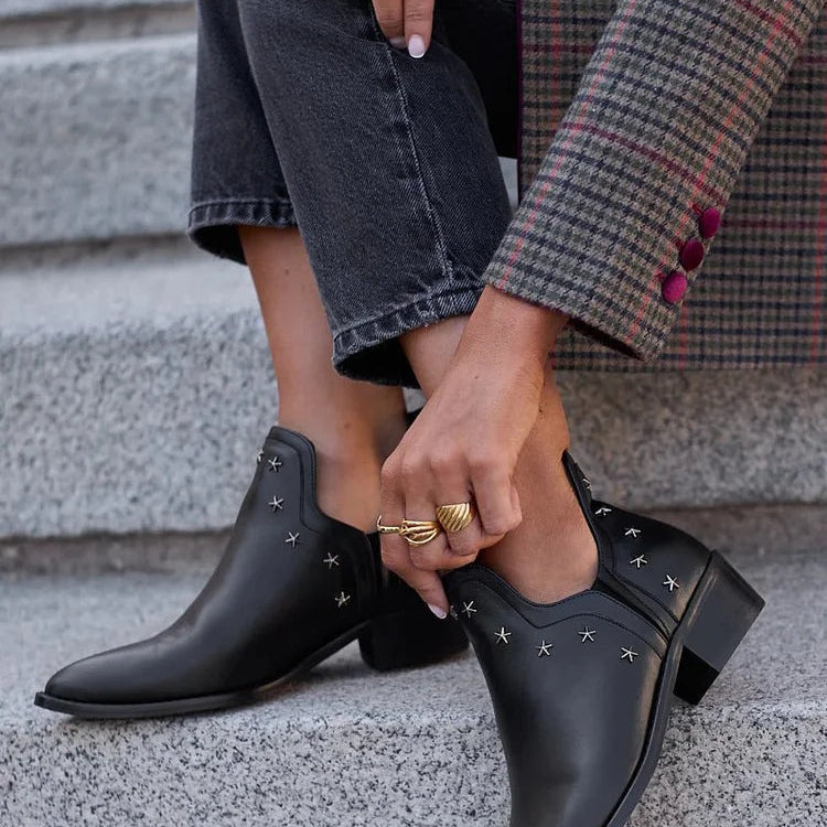 Antonia | Stiefeletten Damen Leder Spitze Nieten Blockabsatz