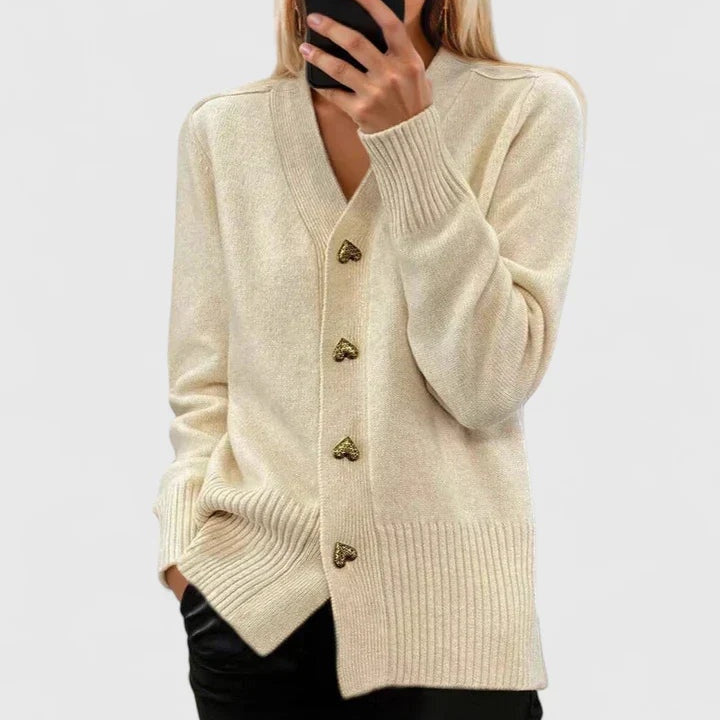 Beatrice | Strickjacke Damen V-Ausschnitt Herzknöpfe