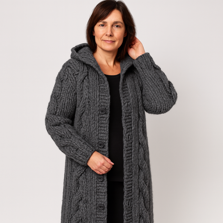 Mathilda | Strickjacke Damen Lang mit Kapuze Zopfmuster